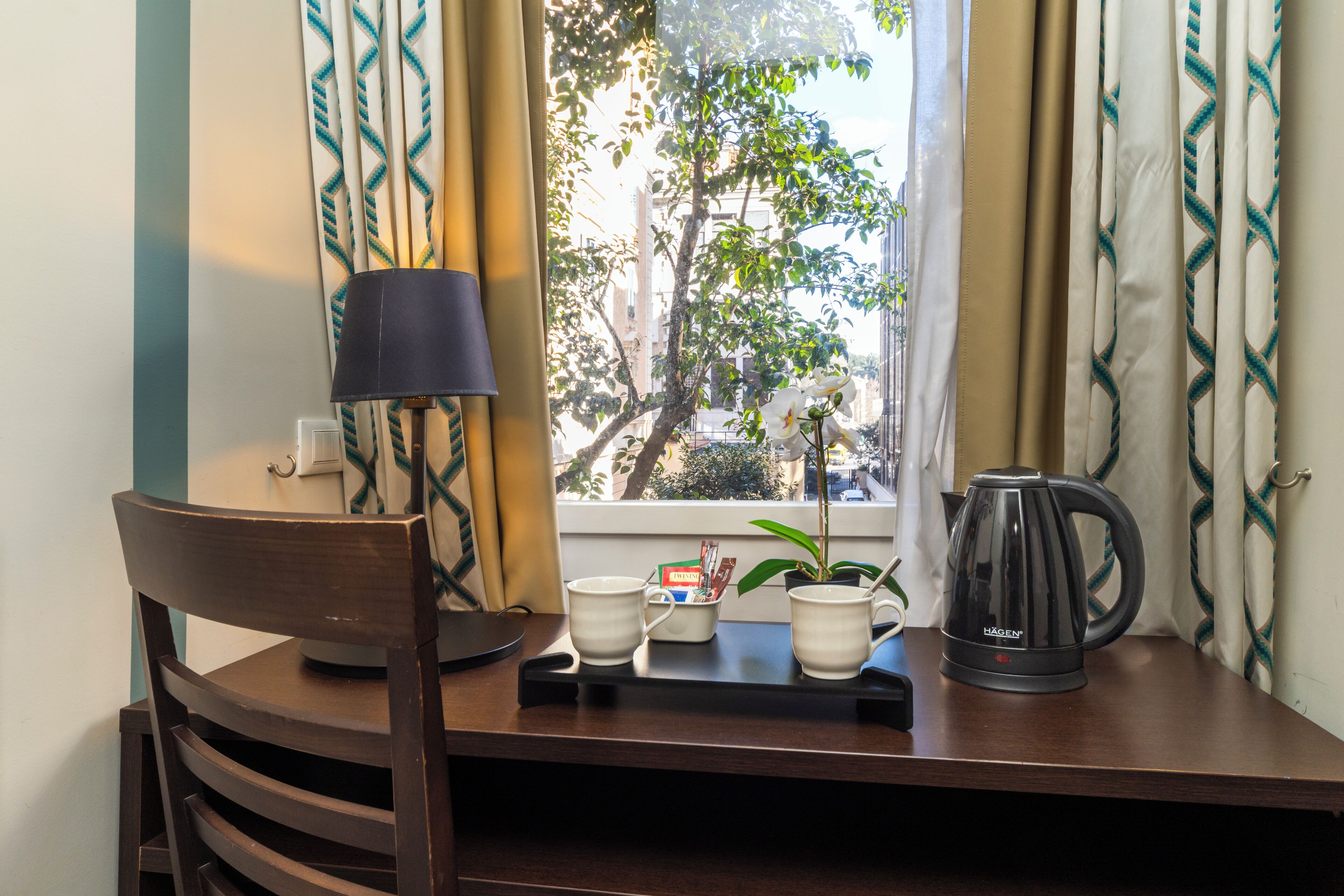 Camera doppia | Copriletto in piuma, minibar, una cassaforte in camera, una scrivania