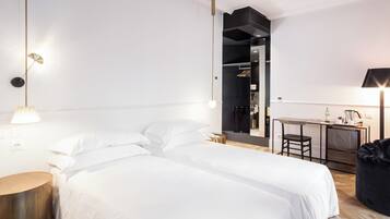 Habitació d'hotel moderna amb un llit gran, una taula de treball i una zona de seients.