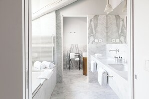 Junior Suite, Terrace, Courtyard View | Bilik Mandi | Hulu semburan mandi hujan, pengering rambut, selipar, bidet 