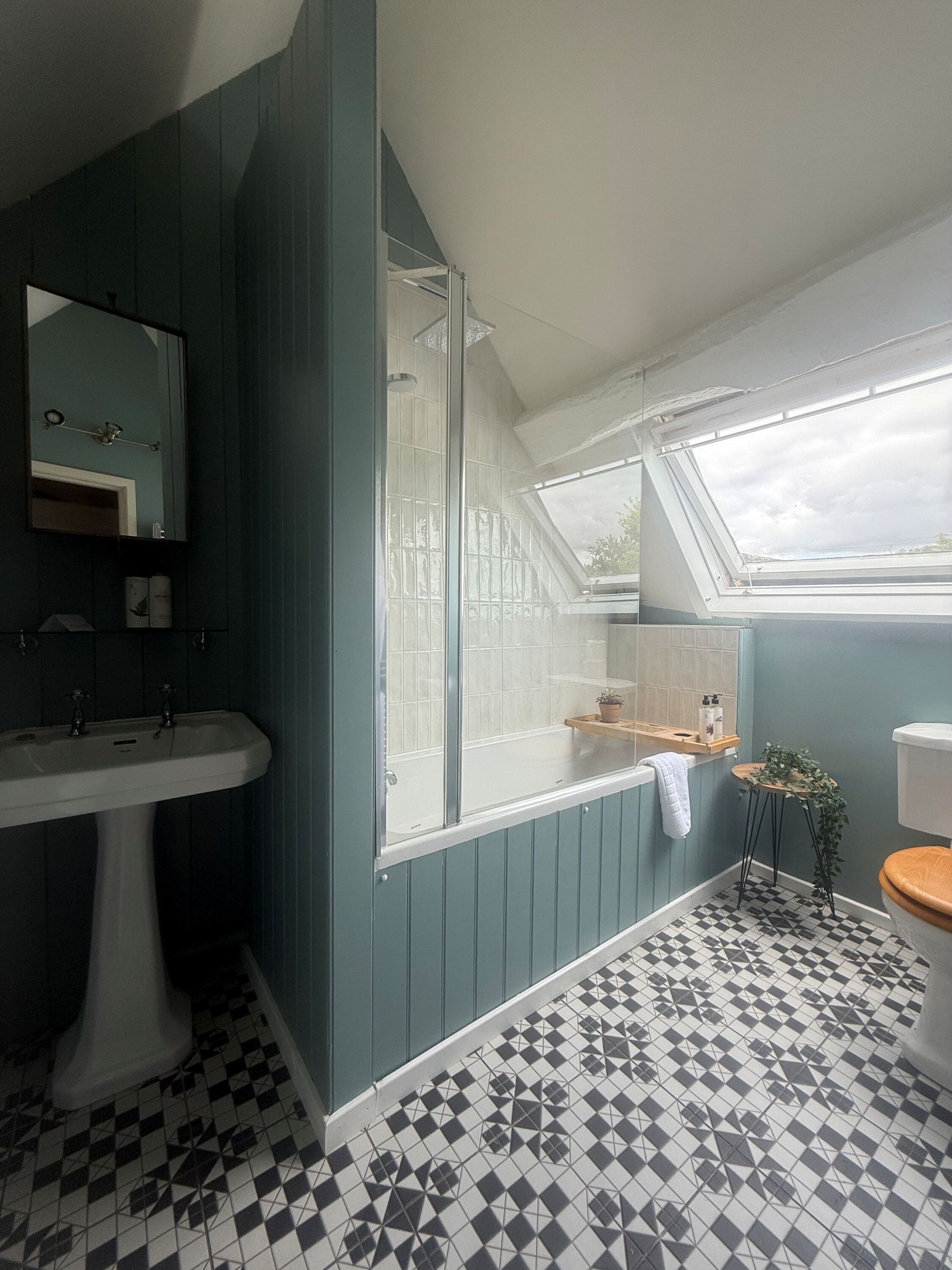 Doppelzimmer | Badezimmer | Duschwanne, Handtücher, Seife, Shampoo