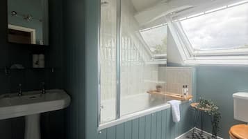 Doppelzimmer | Badezimmer | Duschwanne, Handtücher, Seife, Shampoo