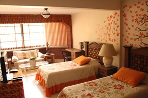 Soundproofing, free wired Internet, bed sheets - Hostal La Encantada (Mexico City)