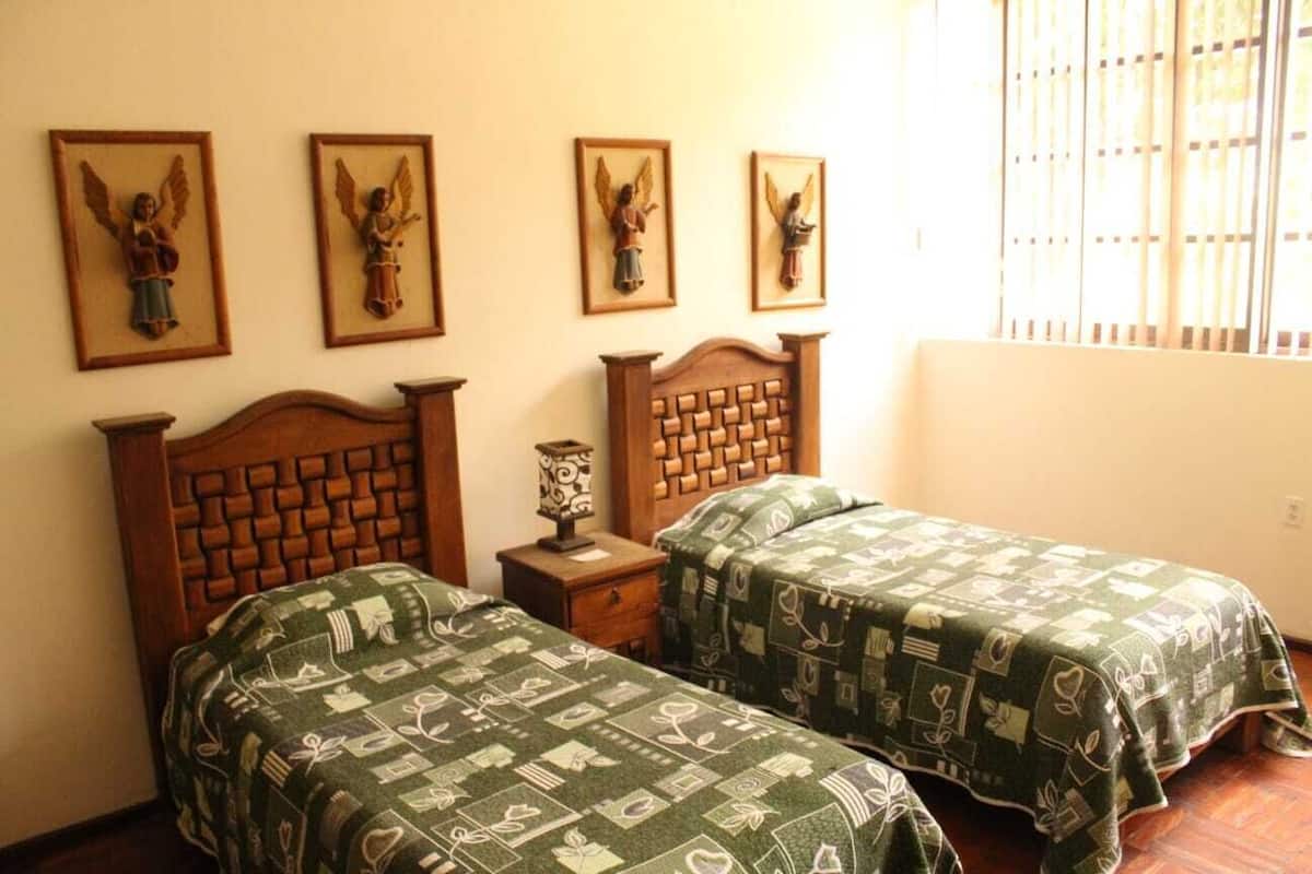 Double Standard | Quartos à prova de som, acesso grátis à internet com fio, roupa de cama