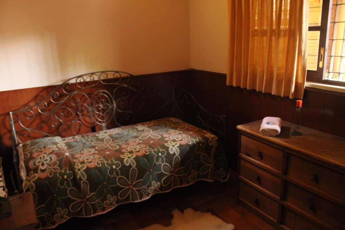 Individual Standard | Quartos à prova de som, acesso grátis à internet com fio, roupa de cama