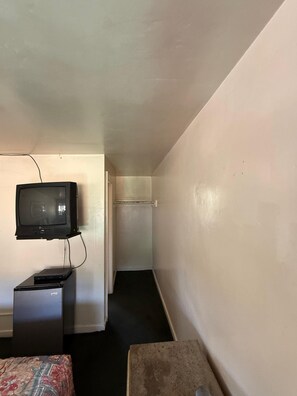 Bureau, fer et planche Ă repasser, Wi-Fi gratuit, draps fournis