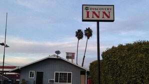 Ein kleines Gebäude mit einem Schild, auf dem „Discovery Inn“ steht.