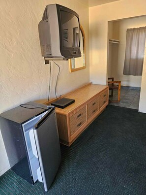 Desk, iron/ironing board, free WiFi, bed sheets - Discovery Inn Vallejo I 80 Near Napa CA (Vallejo)