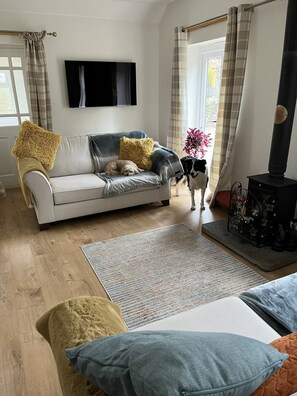 Family Cottage, Ensuite, Garden View | Lounge