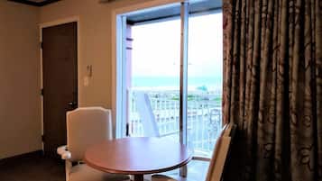 特級套房, 1 張特大雙人床, 海景 | 1 間睡房、熨斗/熨衫板、免費 Wi-Fi、床單