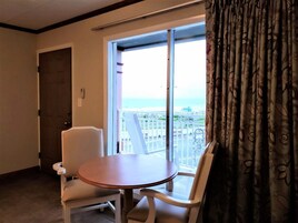 Tabla de planchar con plancha, wifi gratis y ropa de cama 