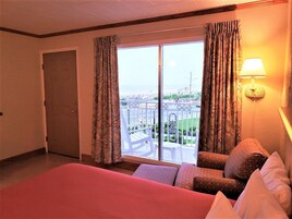 Tabla de planchar con plancha, wifi gratis y ropa de cama