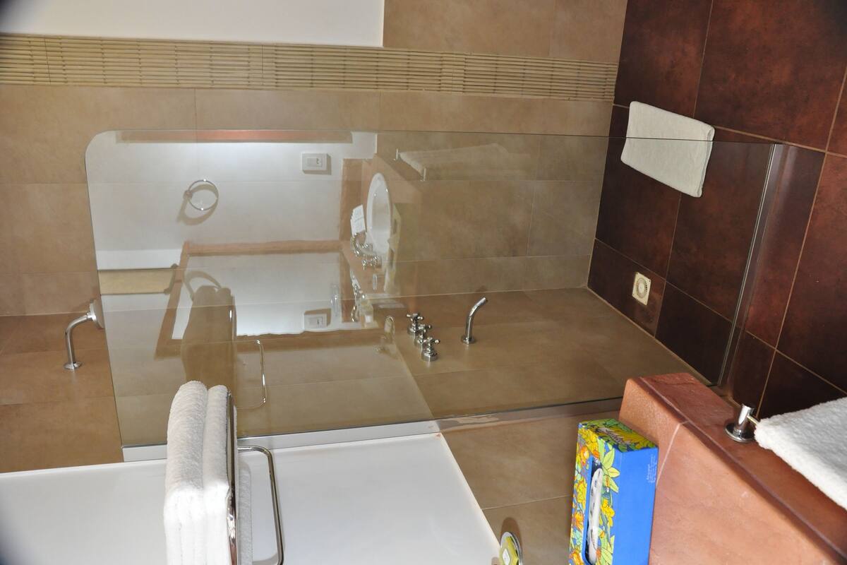 triple room (master) | bathroom | hair dryer, bidet, towels