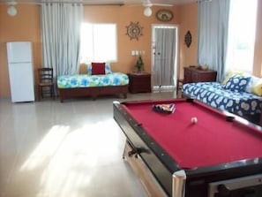 Three Bedroom Penthouse | Wohnbereich | 32-Zoll-Fernseher mit Kabelempfang, Videospielkonsole, DVD-Player