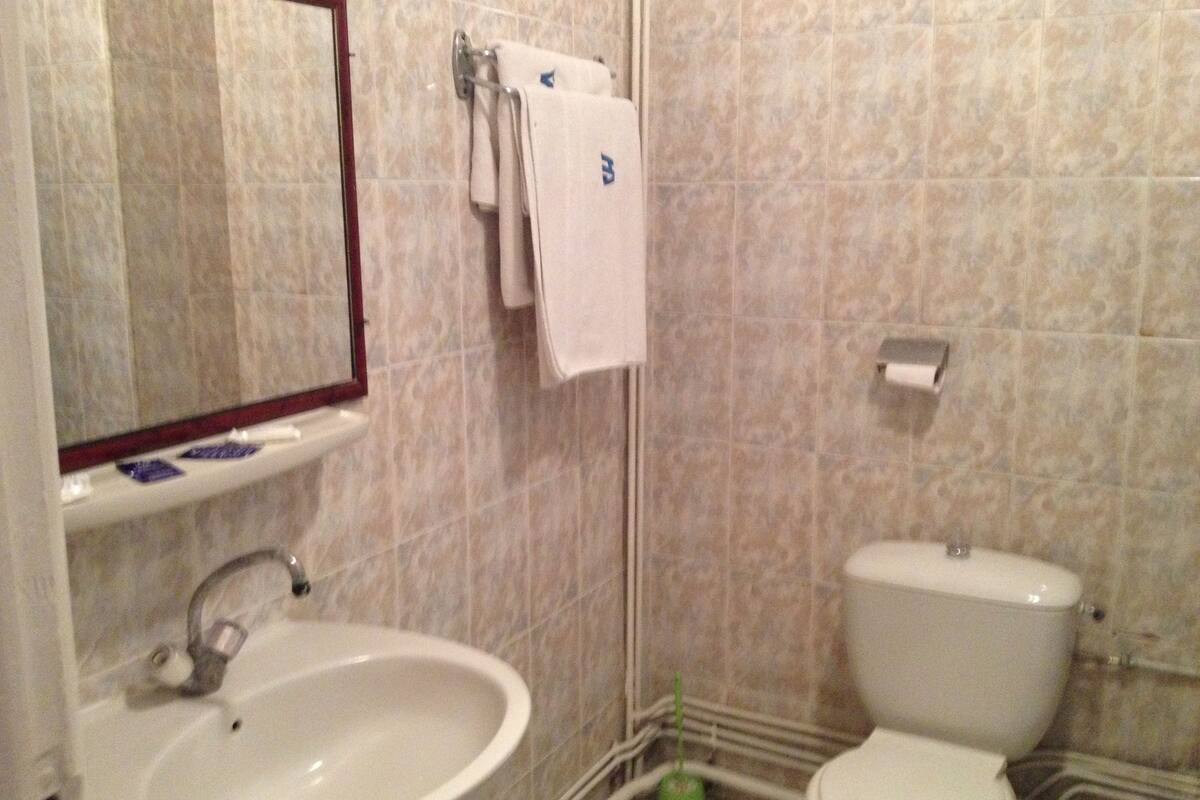 bathtub, hair dryer, towels