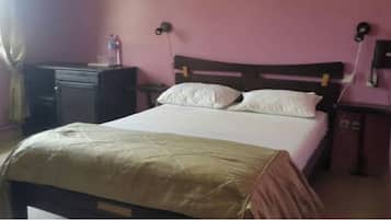 Premium bedding, desk, iron/ironing board, free WiFi
