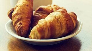 A plate with croissants on a table. - Hotel Roza (Algiers)