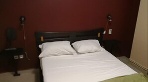 Standardzimmer | Hochwertige Bettwaren, Schreibtisch, Bügeleisen/Bügelbrett