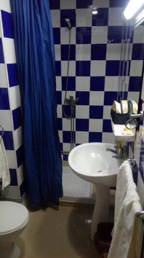 Dusche, kostenlose Toilettenartikel, Haartrockner, Handtücher