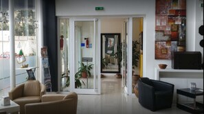 Lobby-lounge