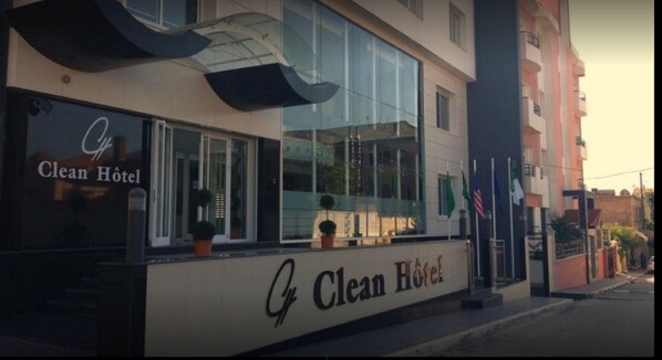 Front of property – evening/night - Clean Hotel (Blida)