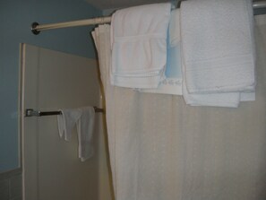 Habitación estándar, 1 cama de matrimonio grande | Baño | Ducha y bañera combinadas, secador de pelo y toallas