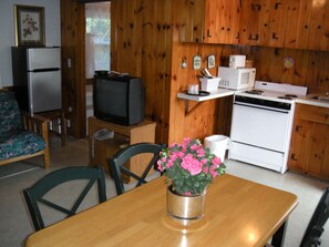 Suite, 1 Bedroom, Kitchenette | In-room dining