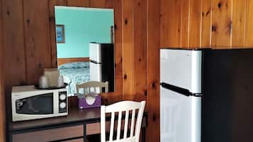 Standard Room, 1 King Bed | Desk, free WiFi