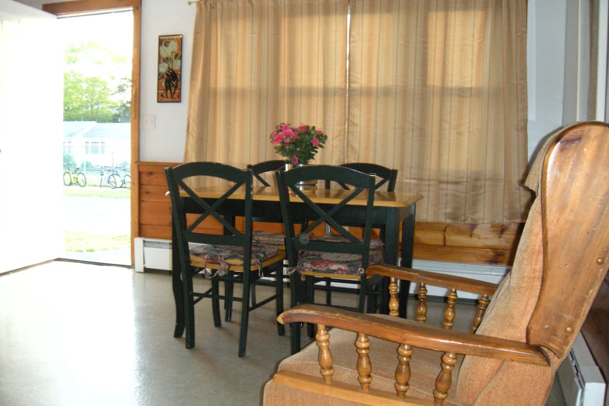 Un espace repas comprenant une table, des chaises et un canapé.