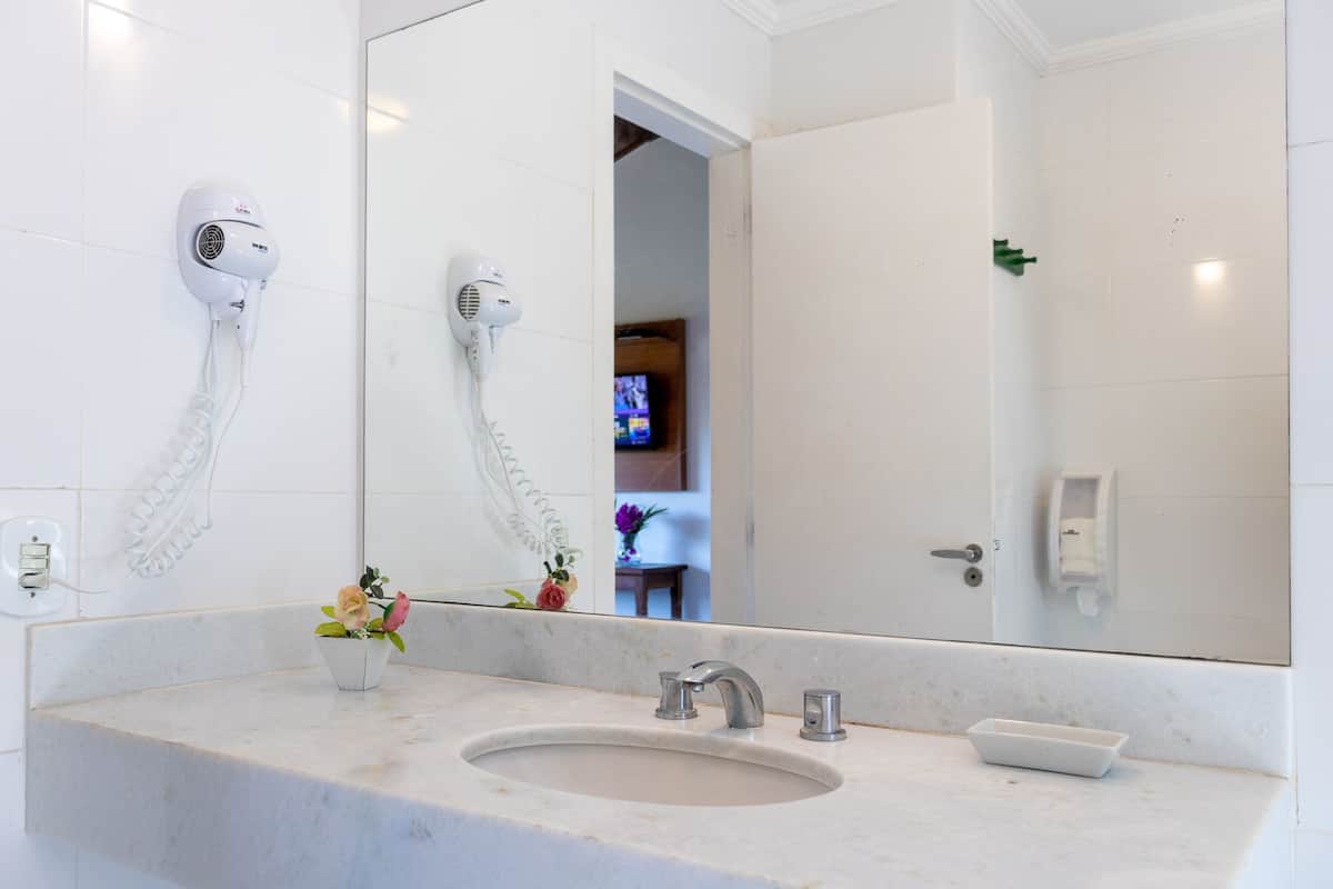 Badezimmer | Dusche, Haartrockner, Handtücher