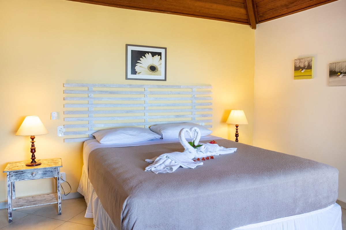 Superior suite, uitzicht op strand | 1 slaapkamer, luxe beddengoed, een minibar, een kluis op de kamer