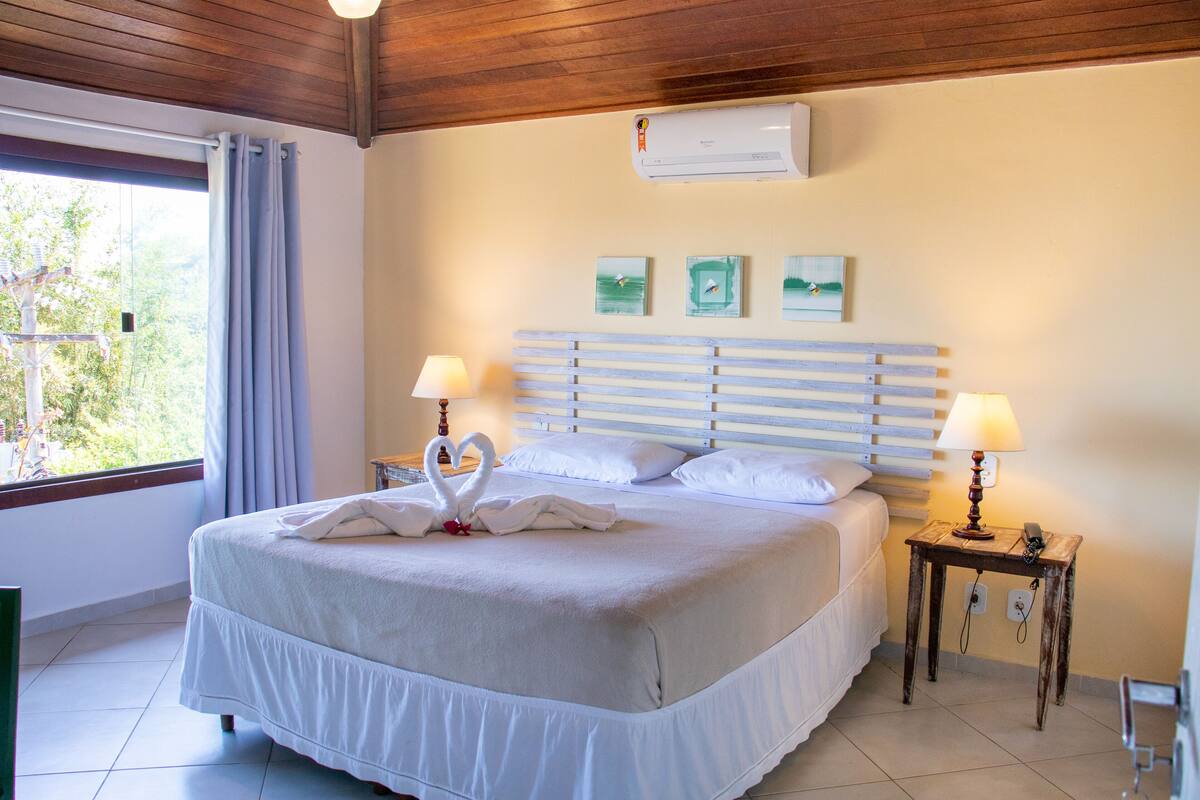 Suite, uitzicht op strand | 1 slaapkamer, luxe beddengoed, een minibar, een kluis op de kamer