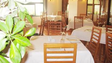 Serveert ontbijt, lunch, diner, internationale gerechten