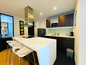 Refrigerador, microondas, placa de cocina, cafetera expreso