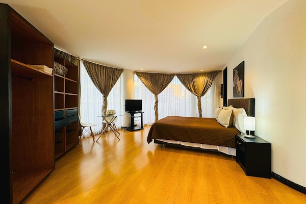 1 habitación, cubrecamas y caja de seguridad en la habitación
