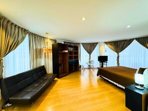 デラックス アパートメント 1 ベッドルーム | 羽毛の掛け布団、セーフティボックス (室内)、客室ごとに異なるインテリア、デスク