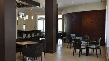 供应早餐、午餐和晚餐,地中海菜