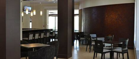 供應早餐、午餐、晚餐;地中海菜