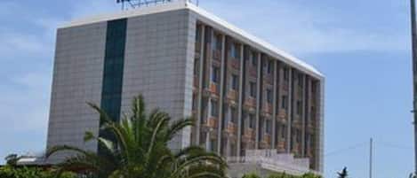 A multi-story building with the sign "HOTEL JARDY HOTEL" on the facade.