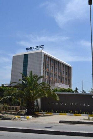 Un edificio de varios pisos con el letrero "HOTEL JARDY HOTEL" en la fachada.