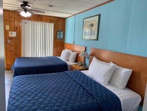 Desk, soundproofing, free WiFi, bed sheets - Town and Country Motel (Parry Sound)