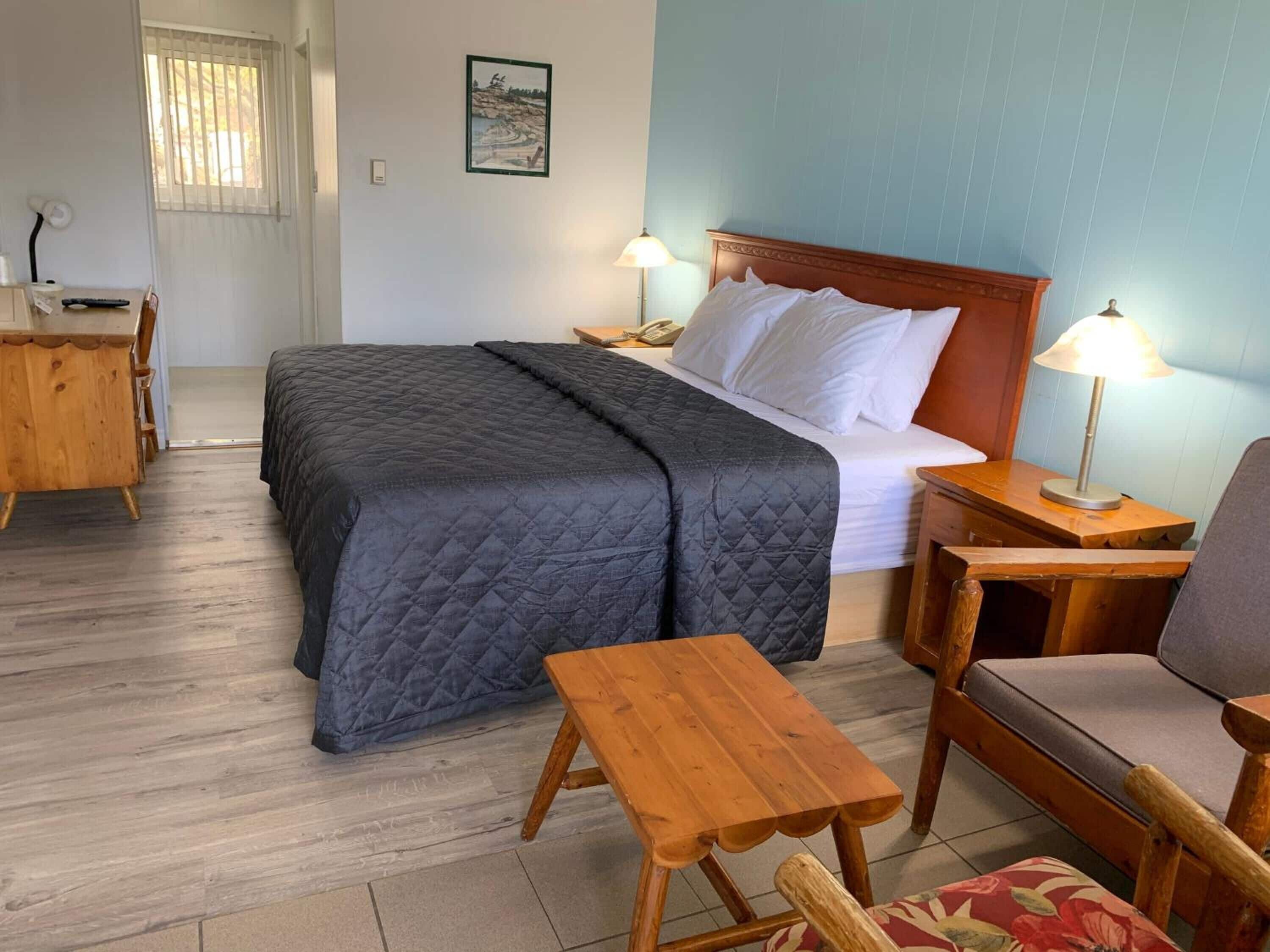 Desk, soundproofing, free WiFi, bed sheets