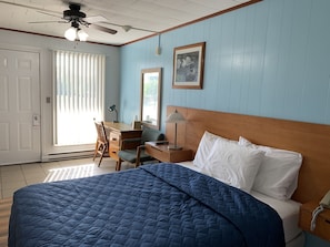 Desk, soundproofing, free WiFi, bed sheets