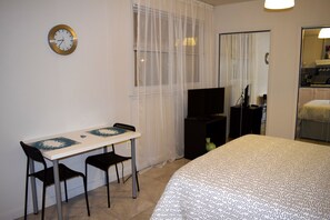Business Studio | Living area | Flat-screen TV - Veterans Park Hotel (Hamtramck)
