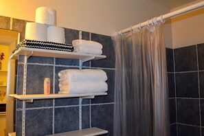 Shower, free toiletries, hair dryer, towels - Veterans Park Hotel (Hamtramck)