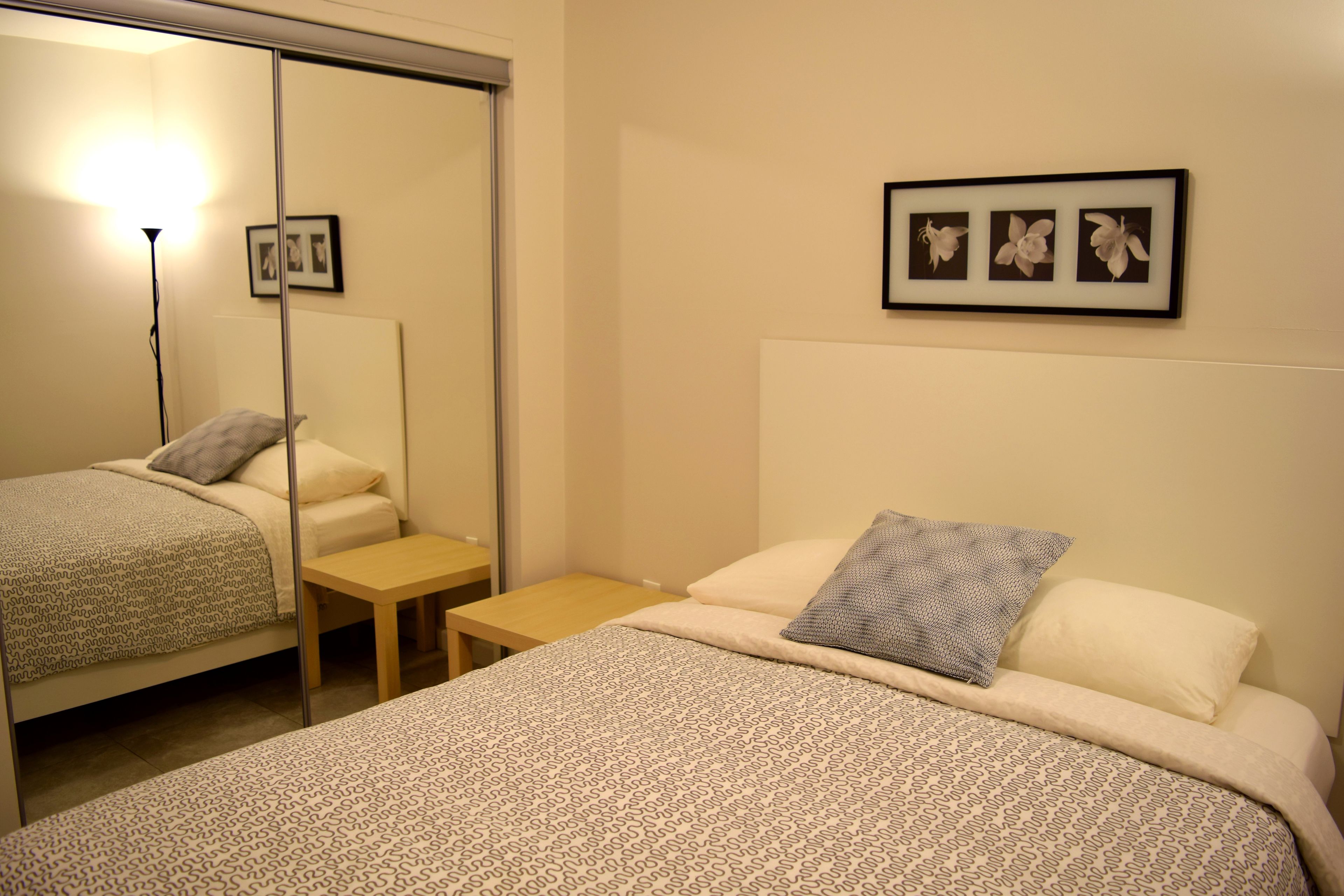 Literie de qualité supérieure, bureau, fer et planche à repasser