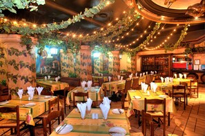 4 restaurants; lunch and dinner served