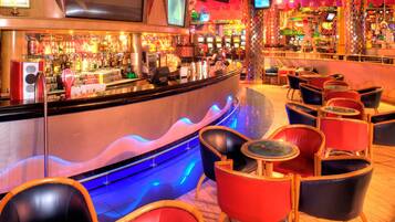 4 bars/lounges