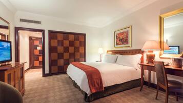 Frigobar, cofres nos quartos, escrivaninha, Wi-Fi de cortesia