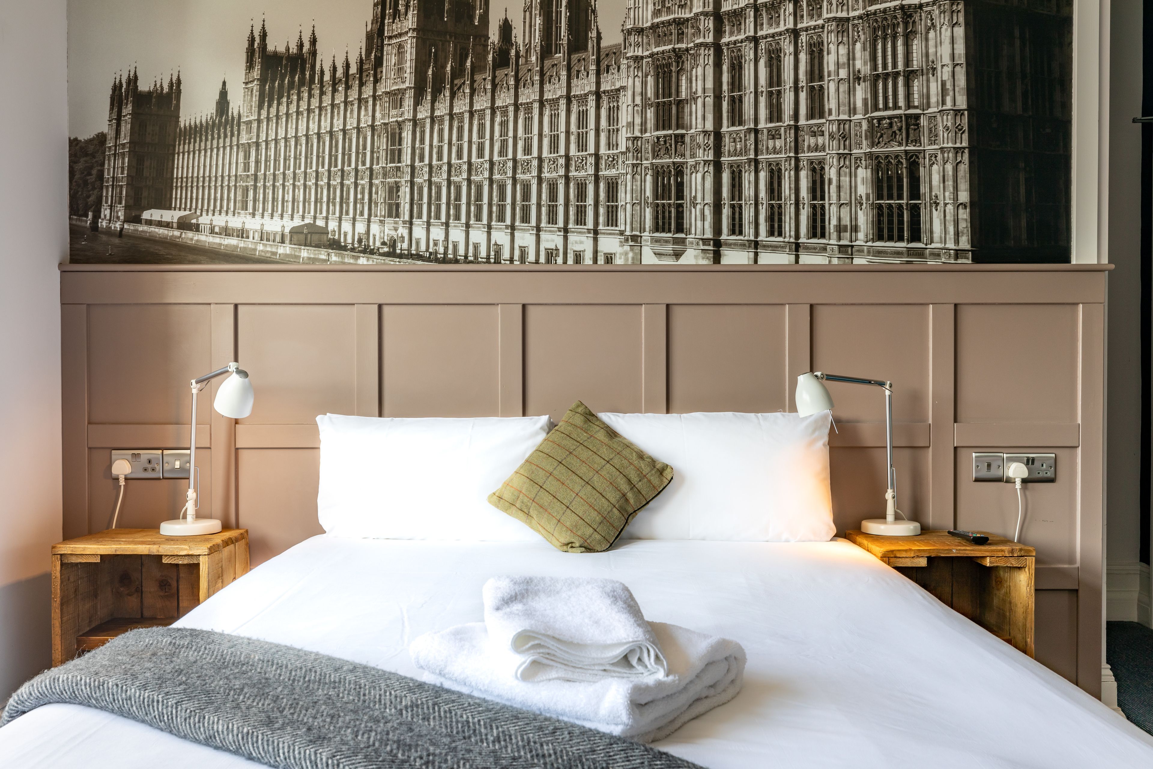 classic double room | individually decorated, iron/ironing board, free wifi, bed sheets