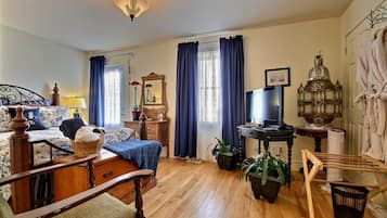 Superior Room, 1 Queen Bed, Balcony, Shared Bathroom | Premium bedding, blackout drapes, iron/ironing board, cribs/infant beds